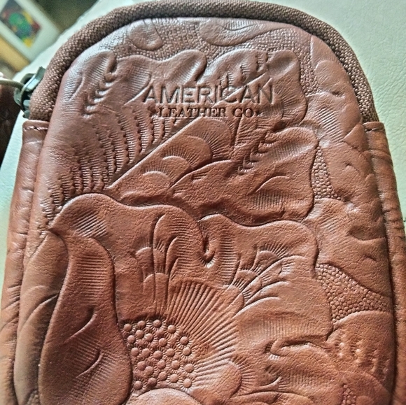American leather Co.coin purse with attachment beautiful flowers on both sides - Picture 3 of 8